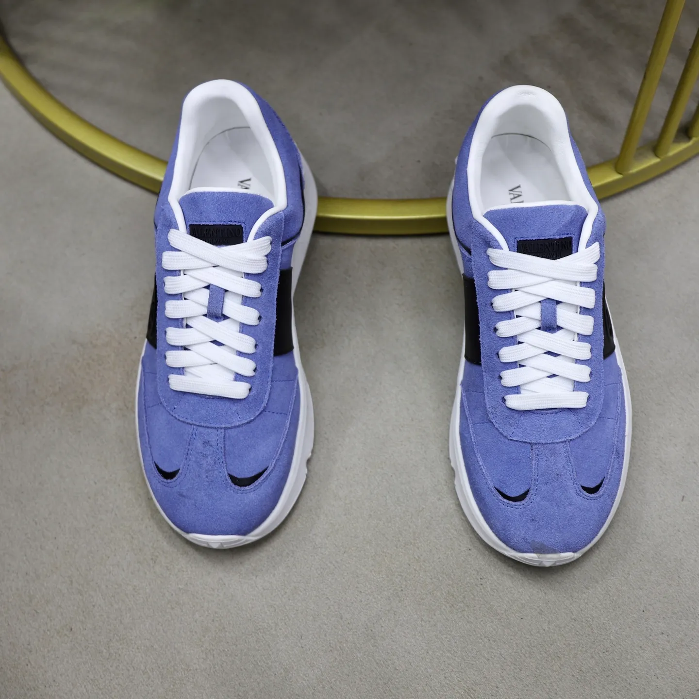 Ex-factory price: 420💰VALENTINO/Valentino Men's latest low-top thick-soled sports shoes are shipped. Made with heavy industry, men's fine casual sports shoes, versatile style. Original leather, rubber lines embellished with geometric segmented uppers, hand-sewn with precision, novel and fashionable style, rubber soles with rivet details on the front and back, VALENTINO GARAVANI LOGO printed on the side, and Valentino Garavani decorative inlay on the tongue. Logo, comfortable, breathable and durable on the feet! Comes with full original packaging! Code number: 38-39-40-41-42-43-44 (45 can be customized)